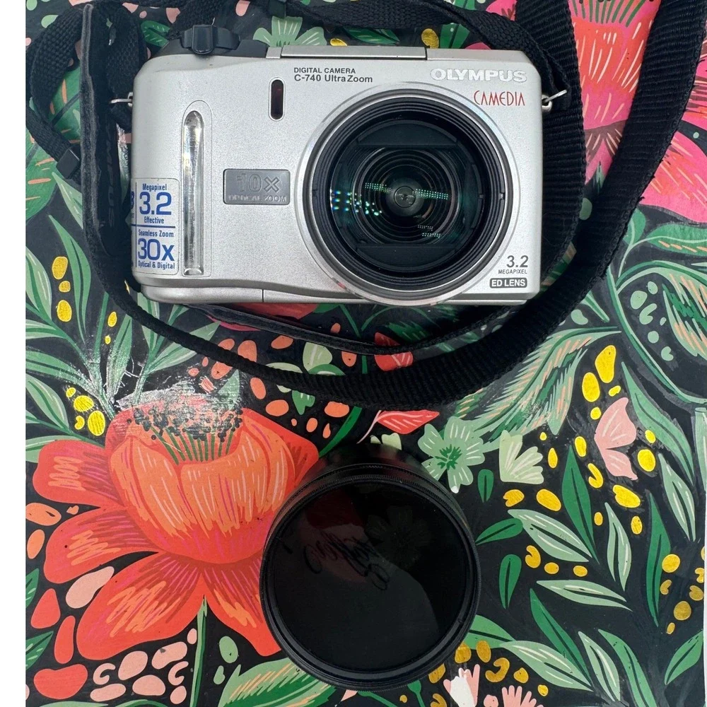Olympus Camedia C-740 Ultra Zoom Digital Camera 3.2MP 10x Optical Silver Bundle